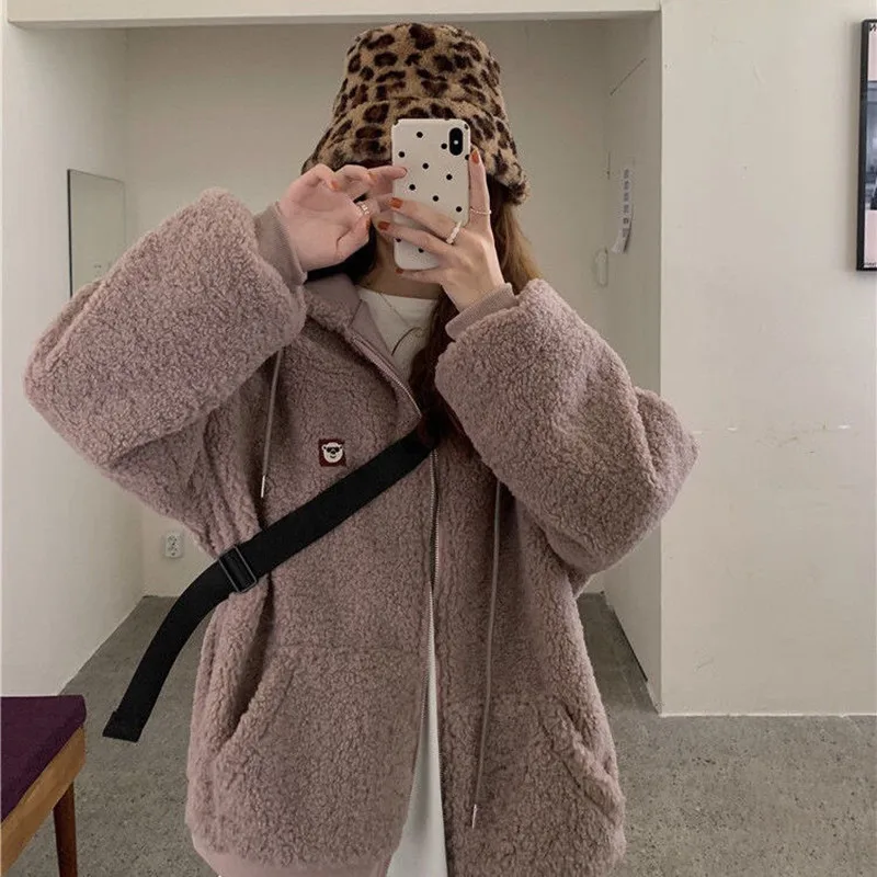 Women's Lamb Wool Coat Warm Plush Hooded Collar Bear Embroidery Long Sleeves Loose Top Wholesale 2021 New Fashion Lady Clothing
Women's Lamb Wool Coat Warm Plush Hooded Collar Bear Embroidery Long Sleeves Loose Top Wholesale 2021 New Fashion Lady Clothing