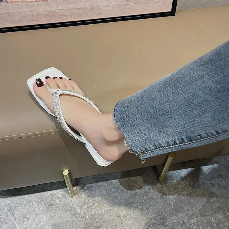 Rubber Flip Flops Shoes Woman 2021 Slippers Flat Low Pantofle Luxury Slides Hawaiian New Designer Soft Hoof Heels PU Fashion
Rubber Flip Flops Shoes Woman 2021 Slippers Flat Low Pantofle Luxury Slides Hawaiian New Designer Soft Hoof Heels PU Fashion