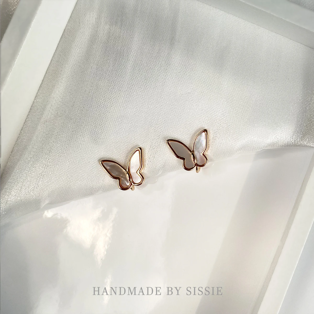 Painless Ear Clip White Fritillary Butterfly Studs Graceful and Petite Christmas Ear Clip Female Invisible without Piercing
Painless Ear Clip White Fritillary Butterfly Studs Graceful and Petite Christmas Ear Clip Female Invisible without Piercing