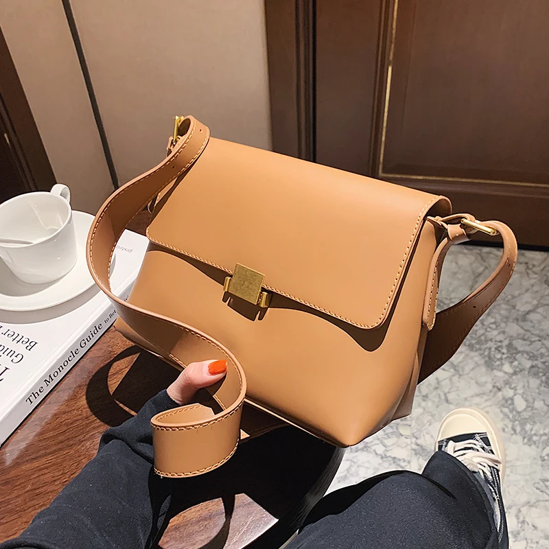 Autumn/Winter Retro Bag 2021 New Bag Female Messenger Bag Shoulder Bag Versatile Fashionable Square Bag Width: 25cm
Autumn/Winter Retro Bag 2021 New Bag Female Messenger Bag Shoulder Bag Versatile Fashionable Square Bag Width: 25cm