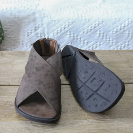 Careaymade-Summer New genuine Leather Cross-Open Toe Soft Leather Back Zip Low Heel shoes,Breathable Comfortable women's Sandals
Careaymade-Summer New genuine Leather Cross-Open Toe Soft Leather Back Zip Low Heel shoes,Breathable Comfortable women's Sandals