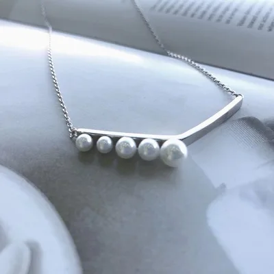 Necklace Women's Seiko V-Shaped Pearl Necklace New Luxury Niche Design Letter Clavicle Chain Joker Simple Fashion Holiday Gifts.
Necklace Women's Seiko V-Shaped Pearl Necklace New Luxury Niche Design Letter Clavicle Chain Joker Simple Fashion Holiday Gifts.