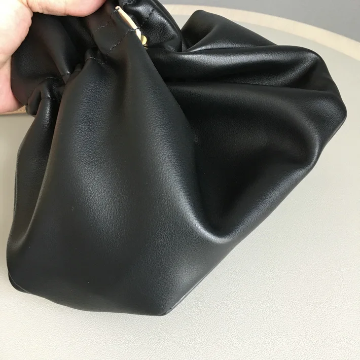 2020 new women's bag retro wild simple fashion large capacity small square bag shoulder bag bucket bag diagonal bag
2020 new women's bag retro wild simple fashion large capacity small square bag shoulder bag bucket bag diagonal bag