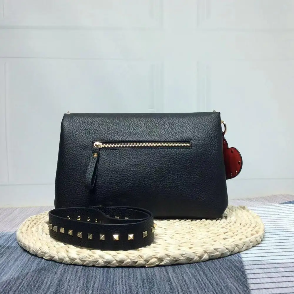 free shipping 2020 the new style fashion and nice rivet genuine cow leather women one shoulder bag crossbody bag 4 color 30cm
free shipping 2020 the new style fashion and nice rivet genuine cow leather women one shoulder bag crossbody bag 4 color 30cm