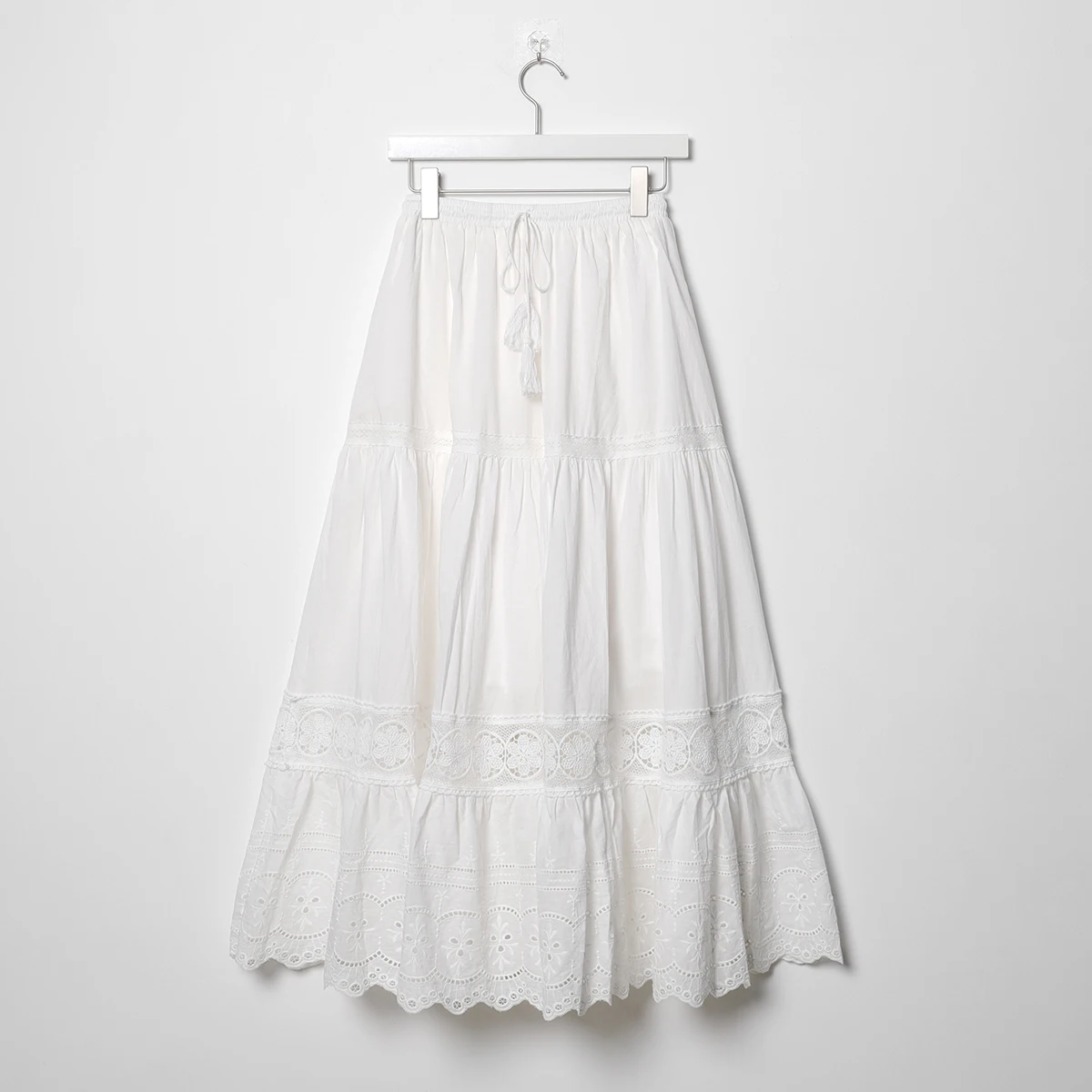 Jastie 2021 Bohemian Women Skirts White Hollow Flower Embroidered Large Skirt Beach Party Vintage Elegant Dress Skirt
Jastie 2021 Bohemian Women Skirts White Hollow Flower Embroidered Large Skirt Beach Party Vintage Elegant Dress Skirt