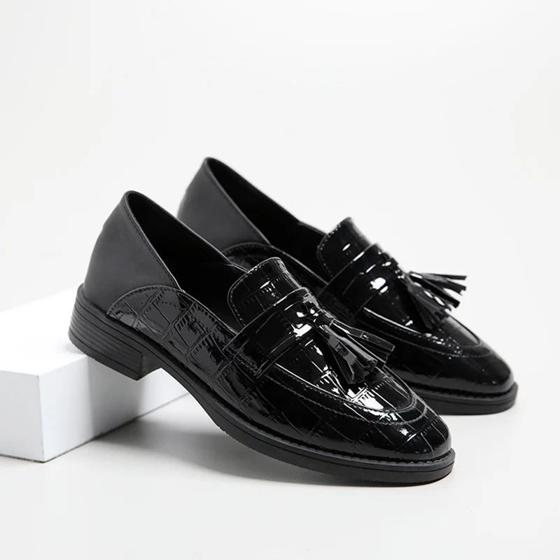 Броги женские кожаные, крокодиловый узор, бахрома, плоская подошва, двухсторонние, без застежки, туфли дерби, лоферы с бахромой 
Броги женские кожаные, крокодиловый узор, бахрома, плоская подошва, двухсторонние, без застежки, туфли дерби, лоферы с бахромой