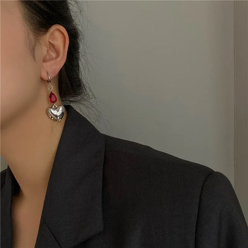 2021 New Korea Fashion Y2K Aesthetic Red Rhinestone Heart Earrings Cool Punk Heart Earrings for Woman Eardrop Jewelry Wholesale
2021 New Korea Fashion Y2K Aesthetic Red Rhinestone Heart Earrings Cool Punk Heart Earrings for Woman Eardrop Jewelry Wholesale