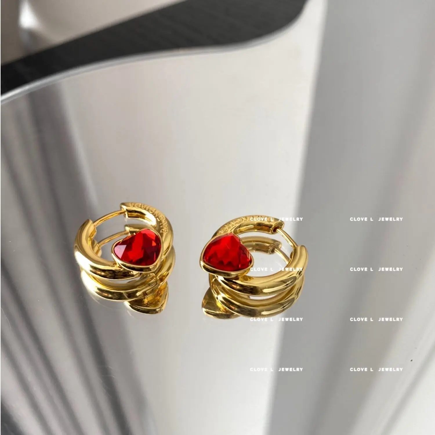 2021 New Glaring French Style Golden Red Zircon Earrings High Fashion Red Zircon Heart Dangle Earrings Jewelry Wholesale
2021 New Glaring French Style Golden Red Zircon Earrings High Fashion Red Zircon Heart Dangle Earrings Jewelry Wholesale