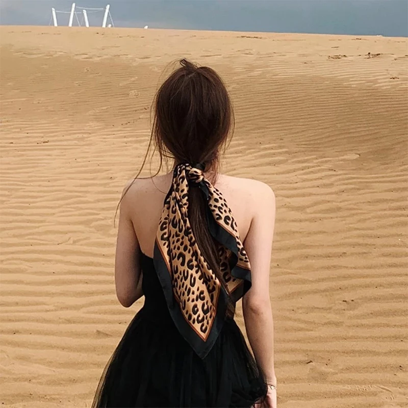 2021 Luxury Silk Square Scarf Hairbands Neck Kerchief Scarfs Female Shawls and Wraps Small Size Office Female Print Foulard New
2021 Luxury Silk Square Scarf Hairbands Neck Kerchief Scarfs Female Shawls and Wraps Small Size Office Female Print Foulard New