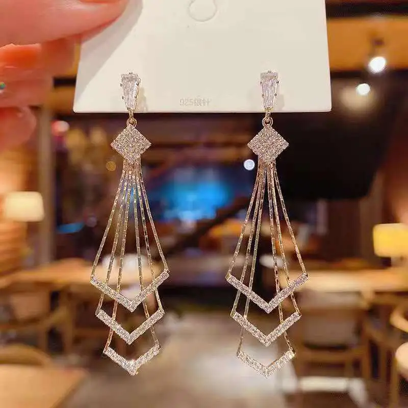 ZHUOY Long Diamond Studded Geometric Earrings Alloy Tassels Shiny Wild Exaggerated Fashion Earrings Party Banquet Women Gift New
ZHUOY Long Diamond Studded Geometric Earrings Alloy Tassels Shiny Wild Exaggerated Fashion Earrings Party Banquet Women Gift New