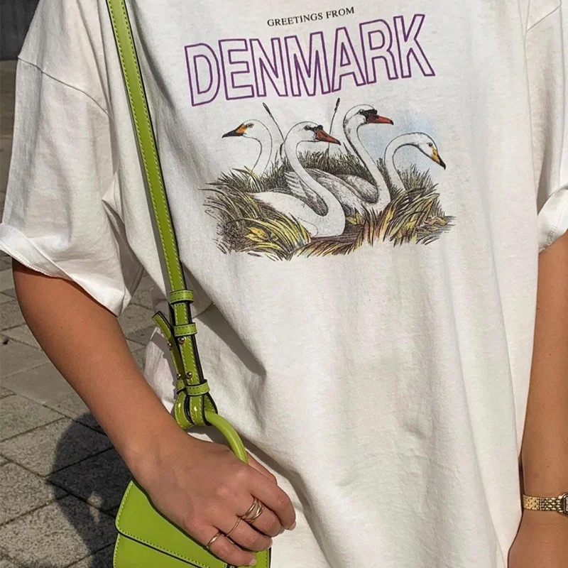 Футболка женская оверсайз с изображением лебедя и букв
Футболка женская оверсайз с изображением лебедя и букв