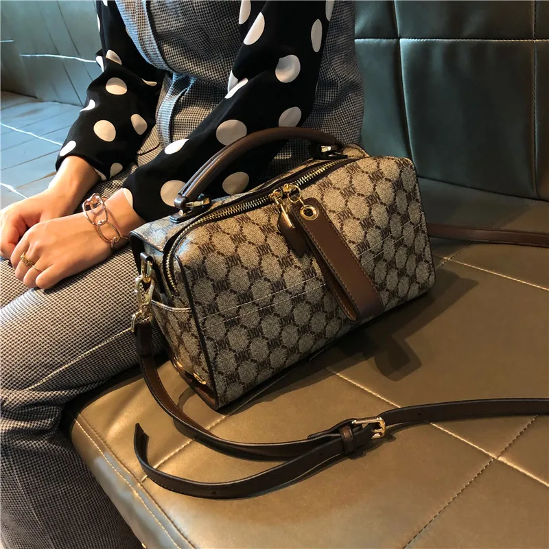 Luxury Designer Handbags High Quality 2021 Genuine Leather Women Pillow Bag Simple Letter Printing Shoulder Crossbody Bag Bolsos
Luxury Designer Handbags High Quality 2021 Genuine Leather Women Pillow Bag Simple Letter Printing Shoulder Crossbody Bag Bolsos