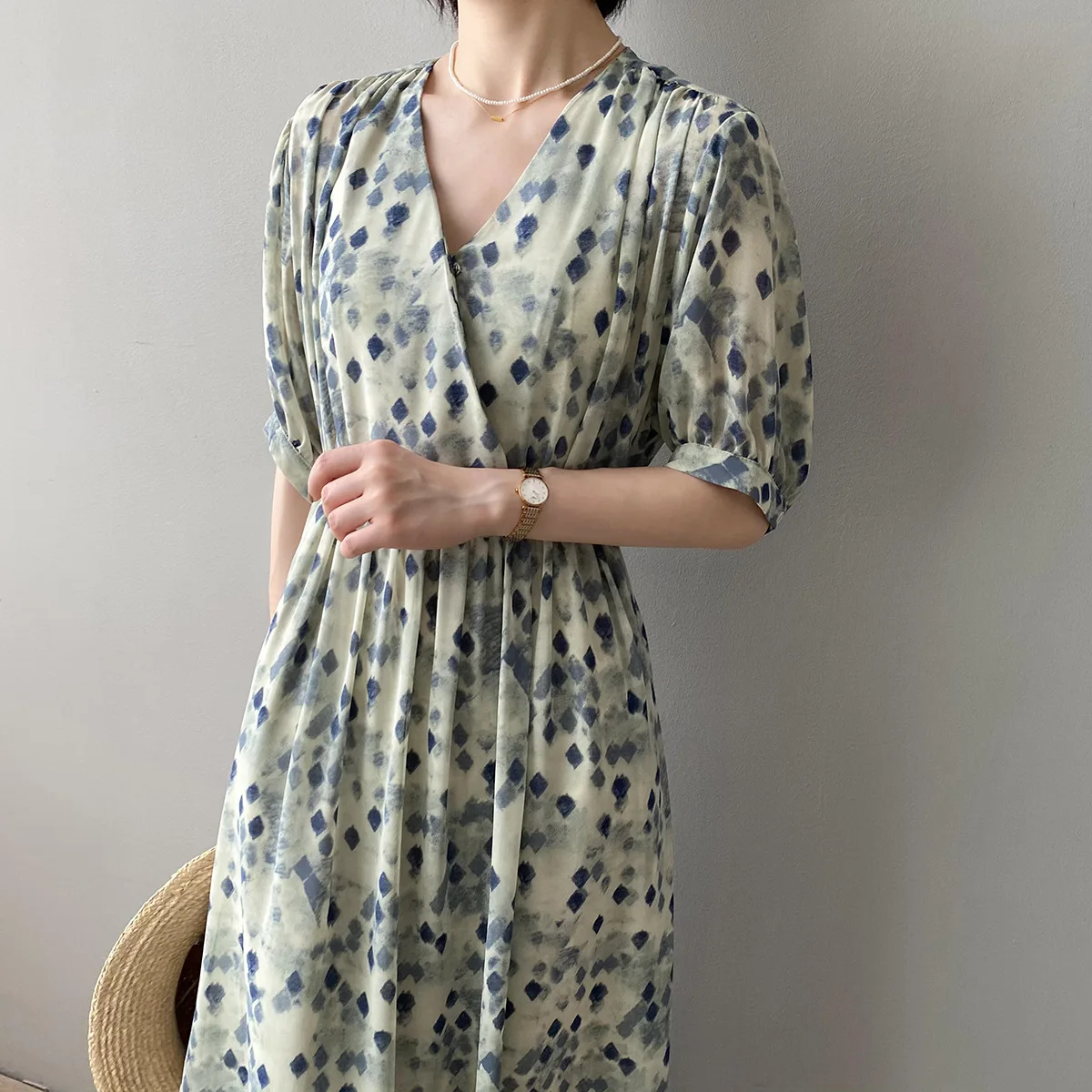 V-neck Dress Female 2021 Summer New French Style Smudge Temperament Waist Belted A-line Dresses for Women Plus Size Birthday
V-neck Dress Female 2021 Summer New French Style Smudge Temperament Waist Belted A-line Dresses for Women Plus Size Birthday