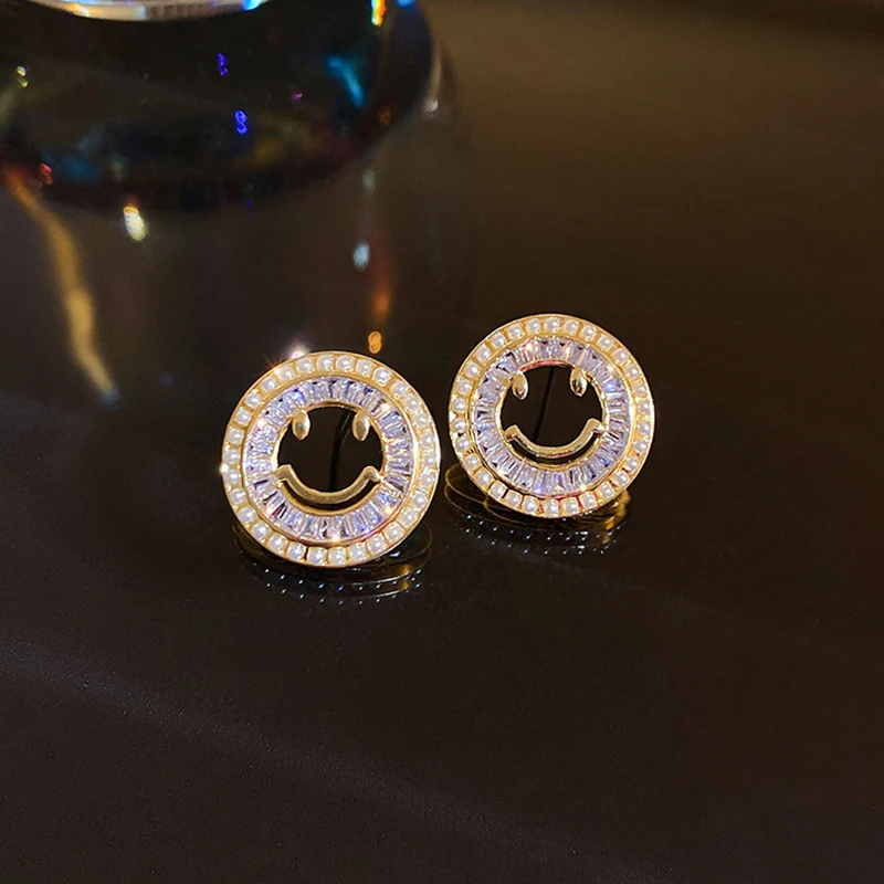New Popular 14K Real Gold Plated Pearl Zircon Smiley Earrings for Women AAA Zircon Temperament Jewelry S925 Silver Needle Party
New Popular 14K Real Gold Plated Pearl Zircon Smiley Earrings for Women AAA Zircon Temperament Jewelry S925 Silver Needle Party