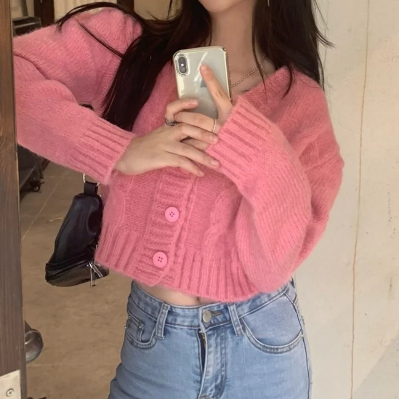 Женский укороченный кардиган с V-образным вырезом и высокой талией
Женский укороченный кардиган с V-образным вырезом и высокой талией