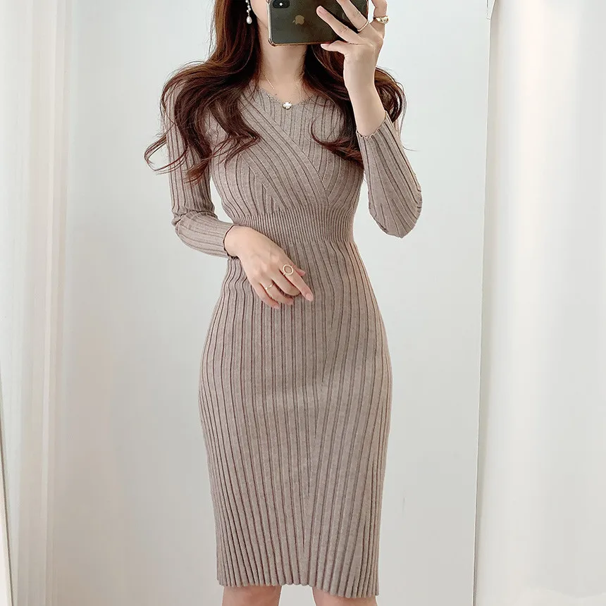 Elegant Autumn V-neck Bodycon Knitted Dress Women Sheath Korean Slim Long Sleeve Dress Women Solid Bag Hip Dress Femme 2021 New
Elegant Autumn V-neck Bodycon Knitted Dress Women Sheath Korean Slim Long Sleeve Dress Women Solid Bag Hip Dress Femme 2021 New