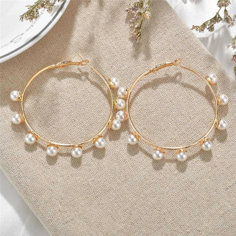 2020 European and American new large circle earrings creative retro simple exaggerated personality winding artificial imitation 
2020 European and American new large circle earrings creative retro simple exaggerated personality winding artificial imitation