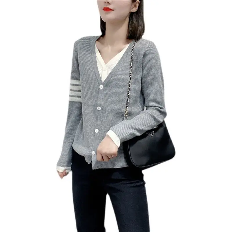 European Style 2021 Knitted Cardigan Women's Korean Style False Two-Piece Color Matching Sweater Short Coat
European Style 2021 Knitted Cardigan Women's Korean Style False Two-Piece Color Matching Sweater Short Coat