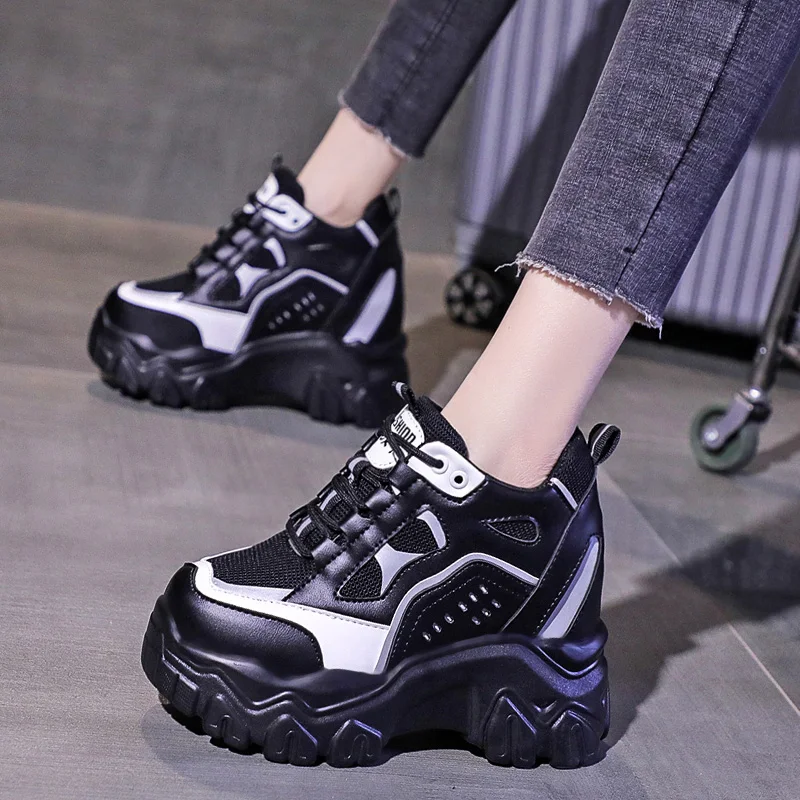Spring and autumn fashion women's sports shoes retro thick-soled slope with color matching casual shoes waterproof platform.
Spring and autumn fashion women's sports shoes retro thick-soled slope with color matching casual shoes waterproof platform.