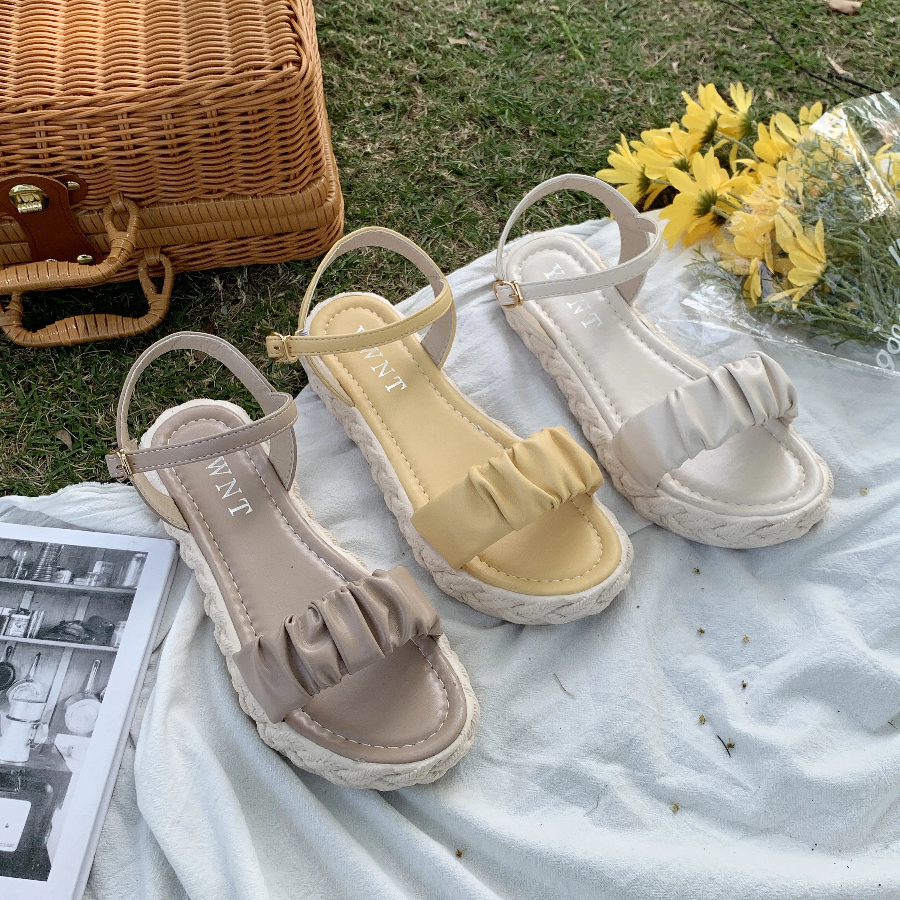 2021 Summer Weave Sandals Women Fashion Braided Rope Folds Flat Sandals Casual Buckle Strap Outdoor Comfortable Women Shoes
2021 Summer Weave Sandals Women Fashion Braided Rope Folds Flat Sandals Casual Buckle Strap Outdoor Comfortable Women Shoes