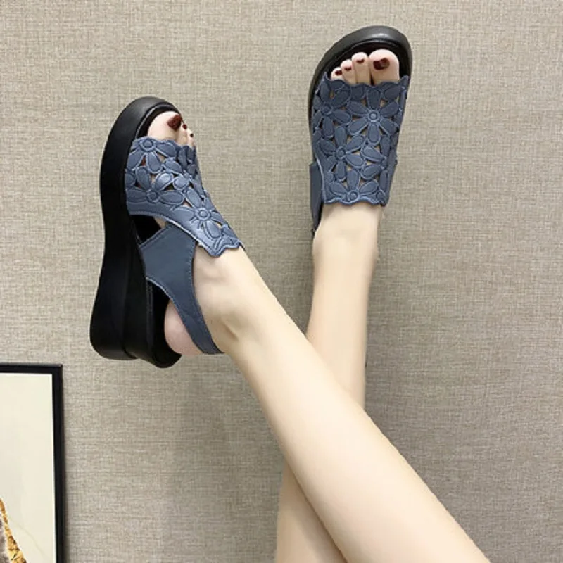 Thick-Soled Wedges With Elegant Flowers And Comfortable Ladies Sandals Hot Sale Summer Fashion With Waterproof Platform.
Thick-Soled Wedges With Elegant Flowers And Comfortable Ladies Sandals Hot Sale Summer Fashion With Waterproof Platform.