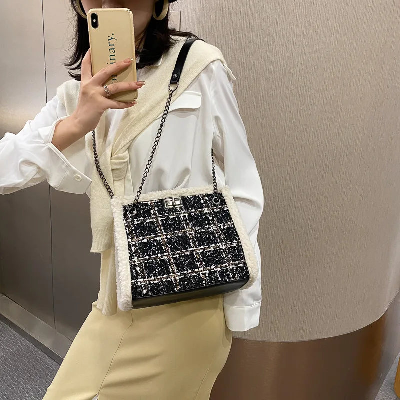 Fashion Lambswool Patchwork Fur Bag Large Totes Designer Women Handbags Luxury Shoulder Bag Big Capacity Buckets Purse Winter
Fashion Lambswool Patchwork Fur Bag Large Totes Designer Women Handbags Luxury Shoulder Bag Big Capacity Buckets Purse Winter