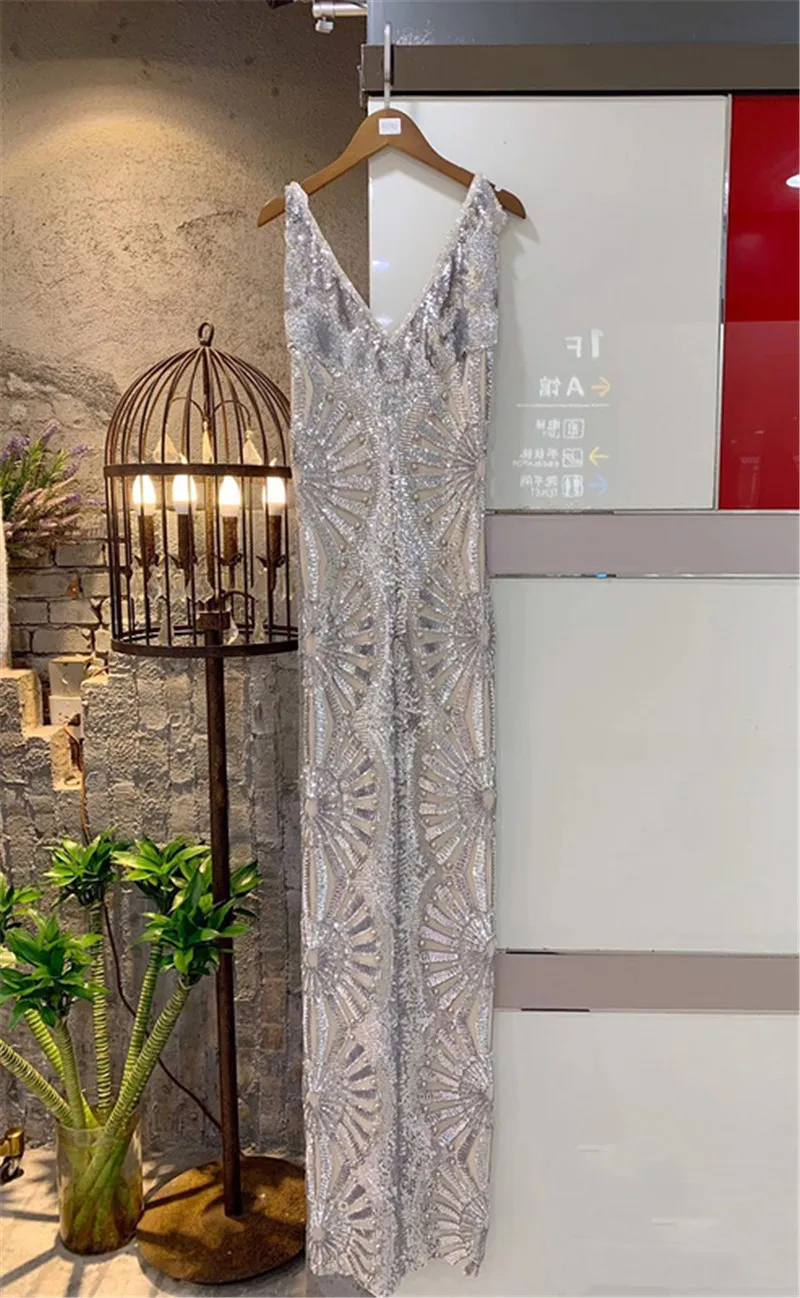 Top Quality High Street Sexy Deep V Neck Hollow Out Diamonds Sequins Sparkly Bodycon Long Dress Elegant Femal Celebrity Party D
Top Quality High Street Sexy Deep V Neck Hollow Out Diamonds Sequins Sparkly Bodycon Long Dress Elegant Femal Celebrity Party D