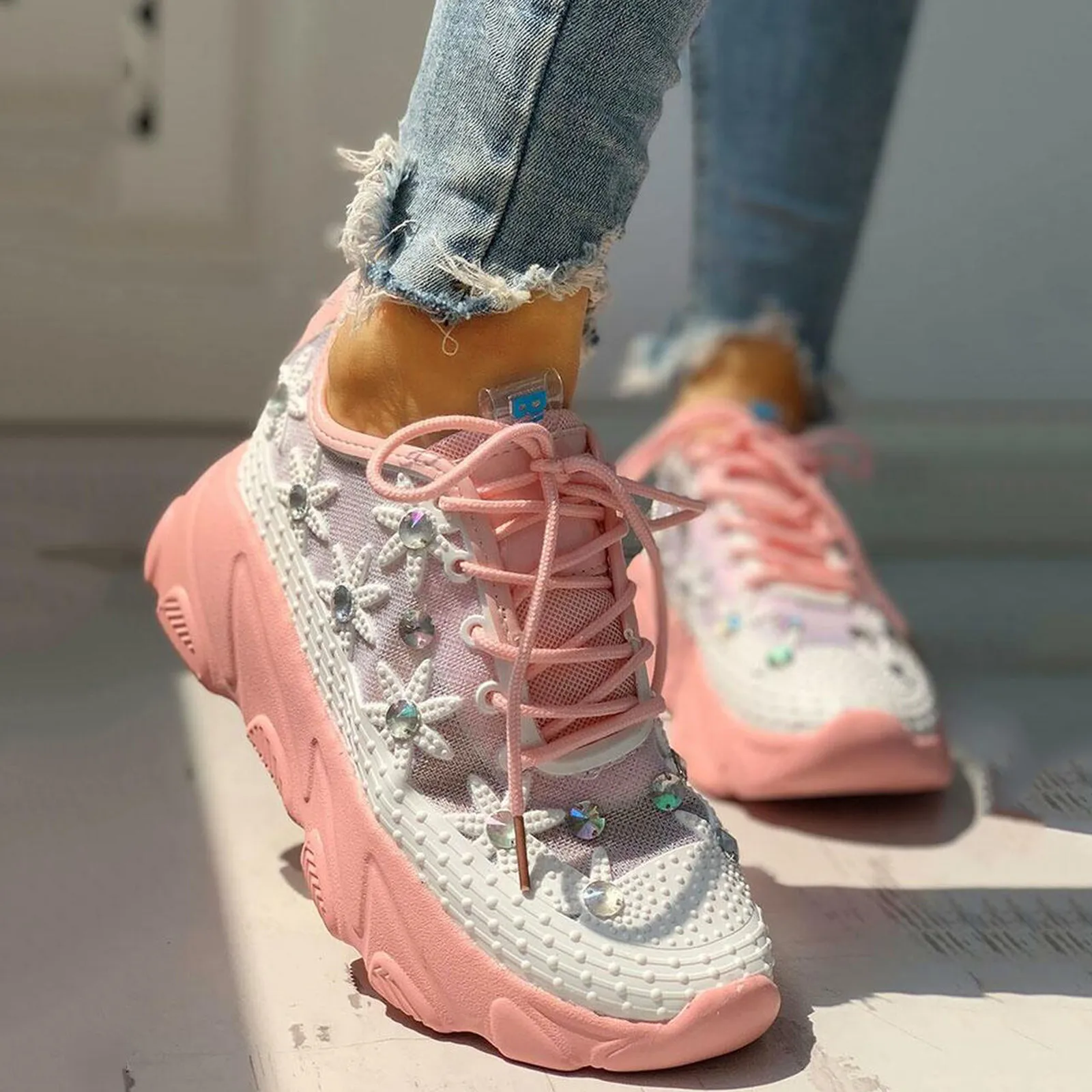 Toevallige Gevulkaniseerd Schoenen Nieuwe Ademende Sport Schoenen Vrouwen Mesh Strass Platform Platform Wedge-hak Hollow Lace-up
Toevallige Gevulkaniseerd Schoenen Nieuwe Ademende Sport Schoenen Vrouwen Mesh Strass Platform Platform Wedge-hak Hollow Lace-up