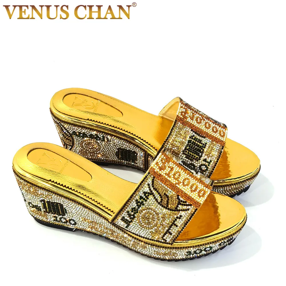 Golden Color Special Design Italian Women Shoes with Platform Shinning Ctystal Square Heels Slipper for Wedding
Golden Color Special Design Italian Women Shoes with Platform Shinning Ctystal Square Heels Slipper for Wedding