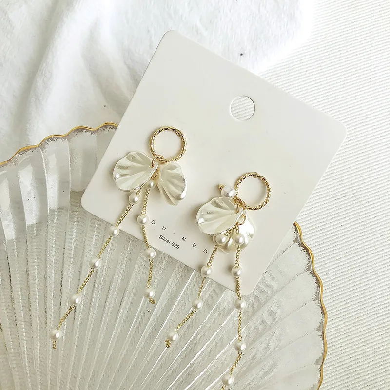 Vintage Simple Temperament White Petal Pearl Tassel Long Earrings Earrings Women
Vintage Simple Temperament White Petal Pearl Tassel Long Earrings Earrings Women
