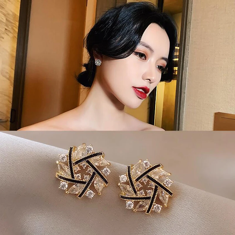 Korean Fashion Luxury Zircon Geometric Stud Earrings for Women Gold Vintage Crystal Rhinestone Statement Trend Jewelry Female
Korean Fashion Luxury Zircon Geometric Stud Earrings for Women Gold Vintage Crystal Rhinestone Statement Trend Jewelry Female