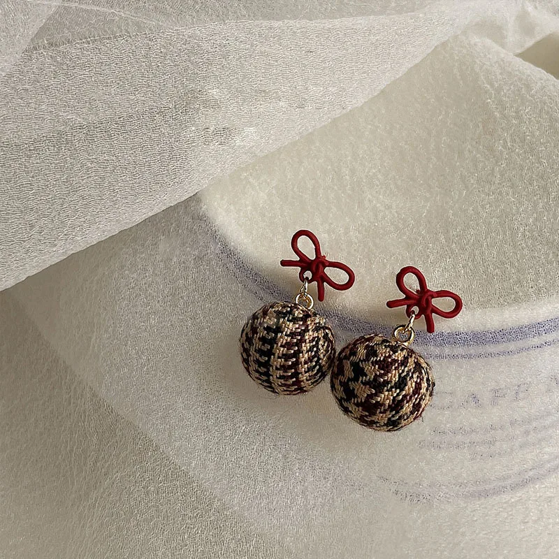 Autumn And Winter New Fashion Red Bow Earrings Personality Houndstooth Earrings Fabric Ball Earrings Temperament Jewelry
Autumn And Winter New Fashion Red Bow Earrings Personality Houndstooth Earrings Fabric Ball Earrings Temperament Jewelry
