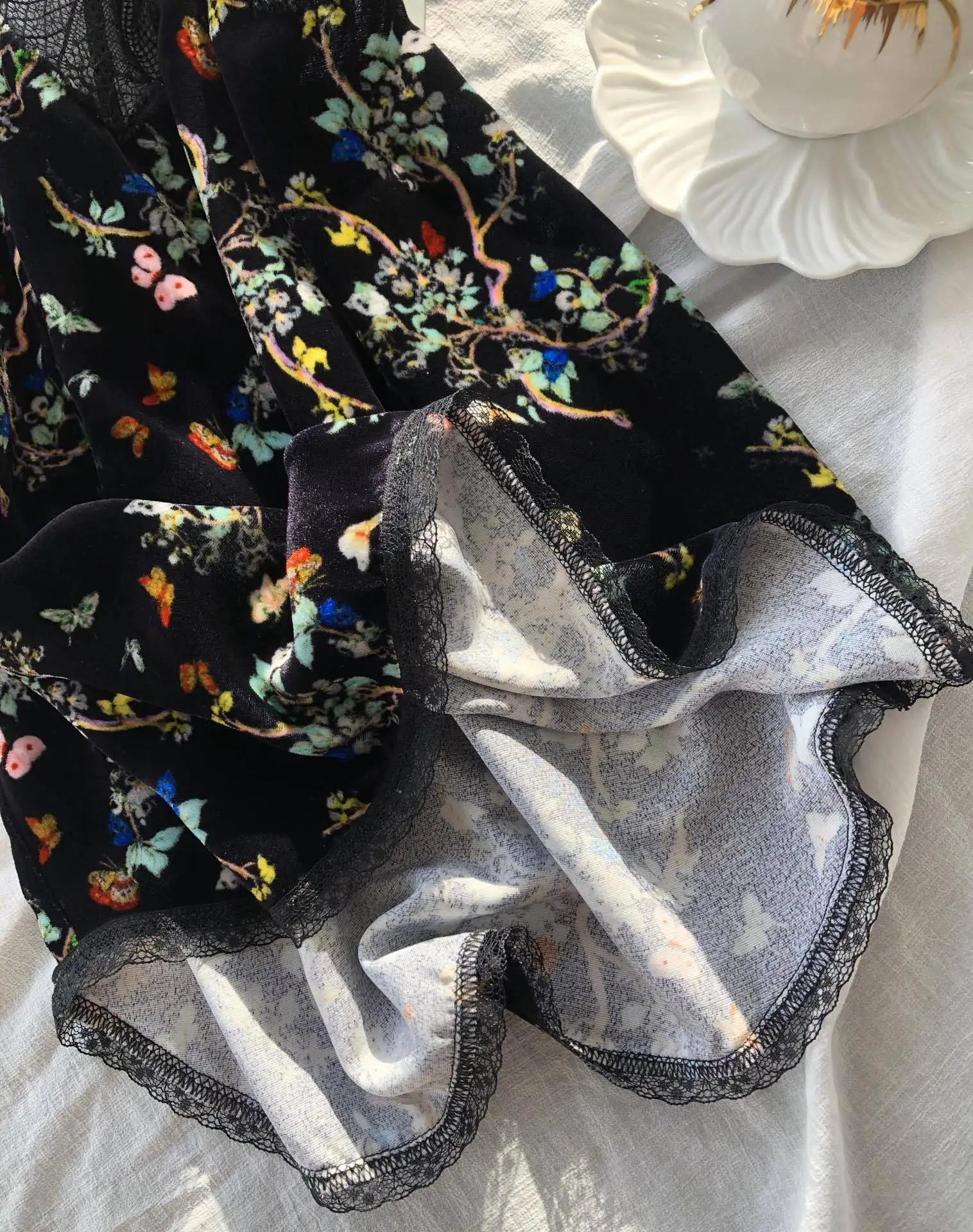 Women Black Velvet Camis Lady Lace Floral Printed Tops Sexy V Neck Camisole 2021 New Summer
Women Black Velvet Camis Lady Lace Floral Printed Tops Sexy V Neck Camisole 2021 New Summer