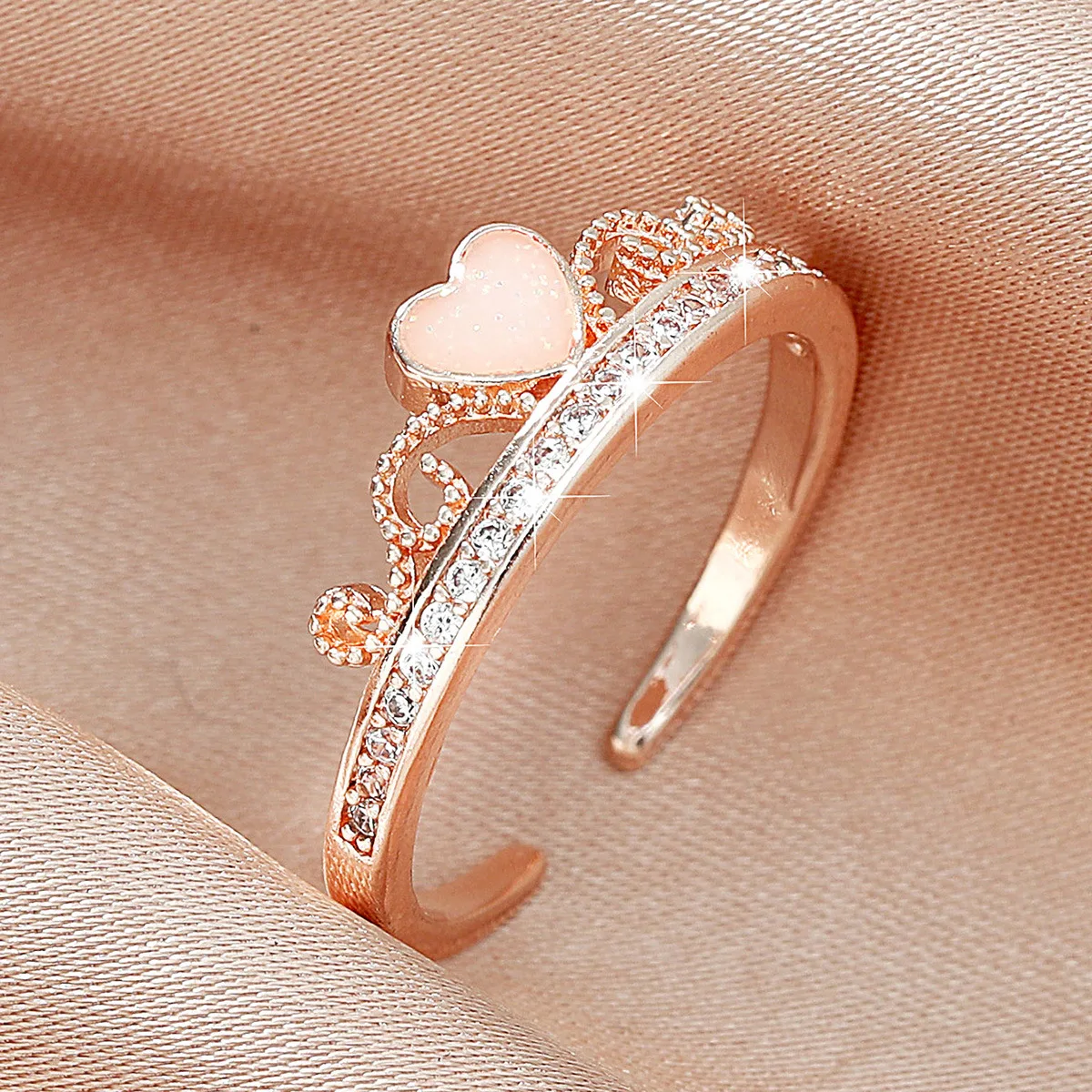 European and American fashion trend diamond zircon love ring opening simple couple index finger ring
European and American fashion trend diamond zircon love ring opening simple couple index finger ring