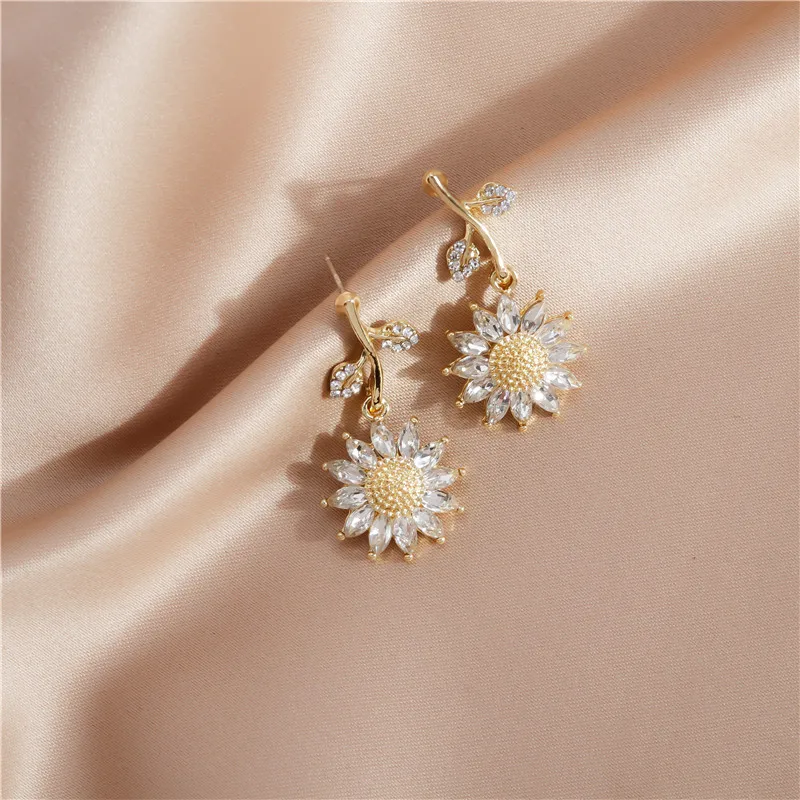 Exquisite Crystal Sunflower Stud Earrings for Women Elegant Plant Dangle Earrings Femme Wedding Party Brincos Jewelry Supplies
Exquisite Crystal Sunflower Stud Earrings for Women Elegant Plant Dangle Earrings Femme Wedding Party Brincos Jewelry Supplies