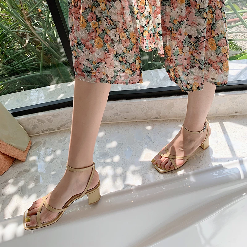 Summer 2020 new simple thick heel fashion wild commuter wind women's shoes leather square head sandals Z982
Summer 2020 new simple thick heel fashion wild commuter wind women's shoes leather square head sandals Z982