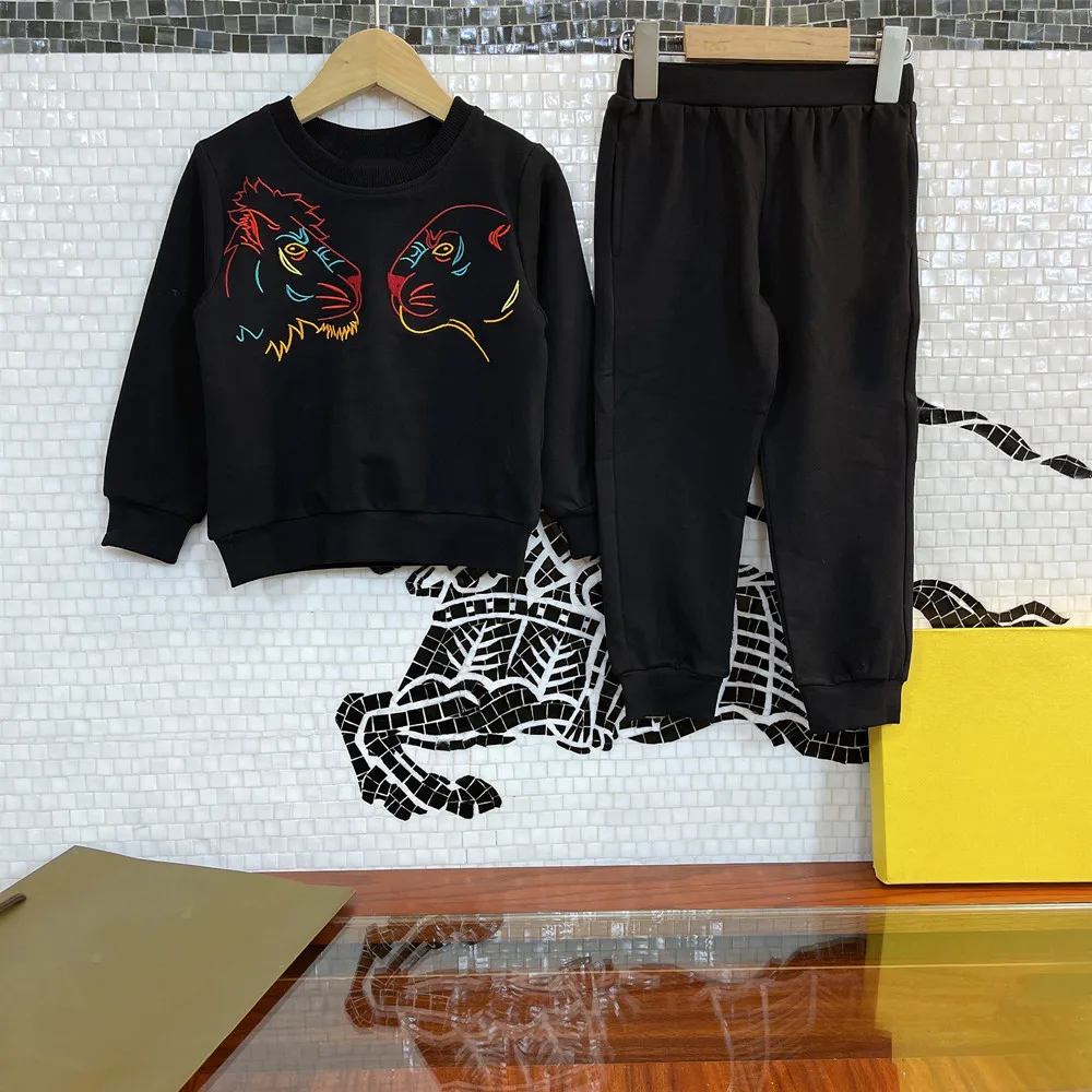 Brand design children's clothing autumn boys color tiger head sweater letter embroidery + leisure sports pants 2-piece set
Brand design children's clothing autumn boys color tiger head sweater letter embroidery + leisure sports pants 2-piece set
