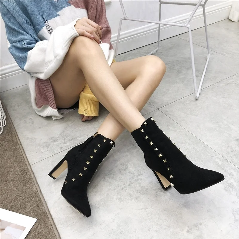 Same style winter new sexy rivet thick heel thin heel high heel boots children's pointed large women's shoes
Same style winter new sexy rivet thick heel thin heel high heel boots children's pointed large women's shoes