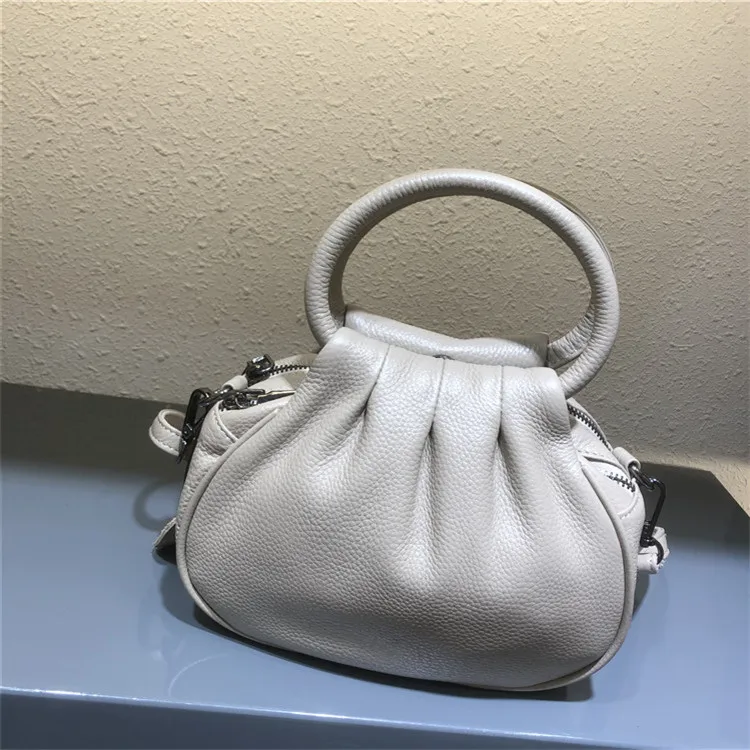 OUSSON 2021 New Design Leather Hobos Bag Exquisite Female Retro Handbag Fashion Cloud Bag For Woman
OUSSON 2021 New Design Leather Hobos Bag Exquisite Female Retro Handbag Fashion Cloud Bag For Woman