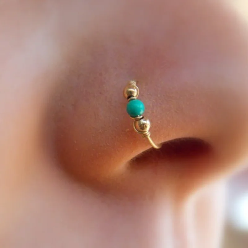 Retro golden round beads inlaid with turquoise female fashion nose ring ear bone studs are suitable for ear jewelry.
Retro golden round beads inlaid with turquoise female fashion nose ring ear bone studs are suitable for ear jewelry.
