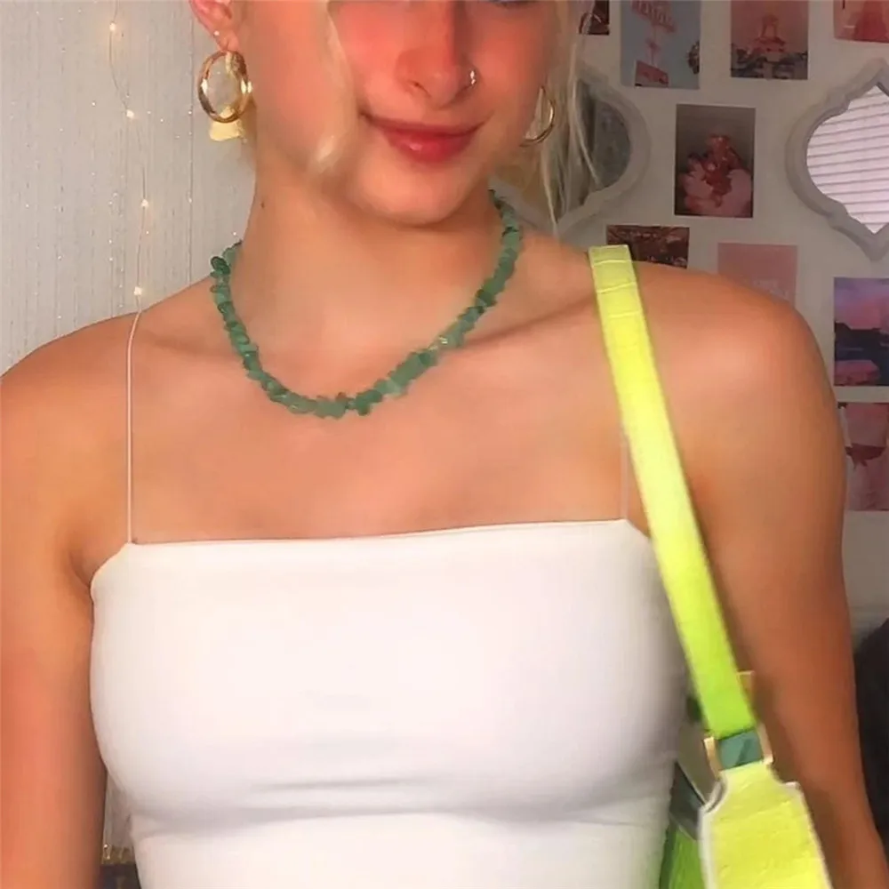 Женское колье-чокер с подвеской в виде звеньев
Женское колье-чокер с подвеской в виде звеньев