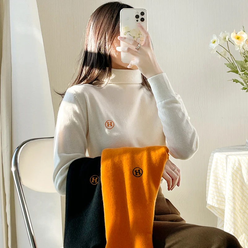 New letter high neck pile neck cashmere sweater women's autumn and winter bottomed sweater warm sweater black and white
New letter high neck pile neck cashmere sweater women's autumn and winter bottomed sweater warm sweater black and white