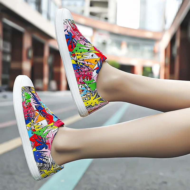 2020 Fashion New Native Men Graffiti Summer Sandals Couple Slip-on Soft Sandalias Colorful Adult Hollow-Out Beach Flats Shoes
2020 Fashion New Native Men Graffiti Summer Sandals Couple Slip-on Soft Sandalias Colorful Adult Hollow-Out Beach Flats Shoes
