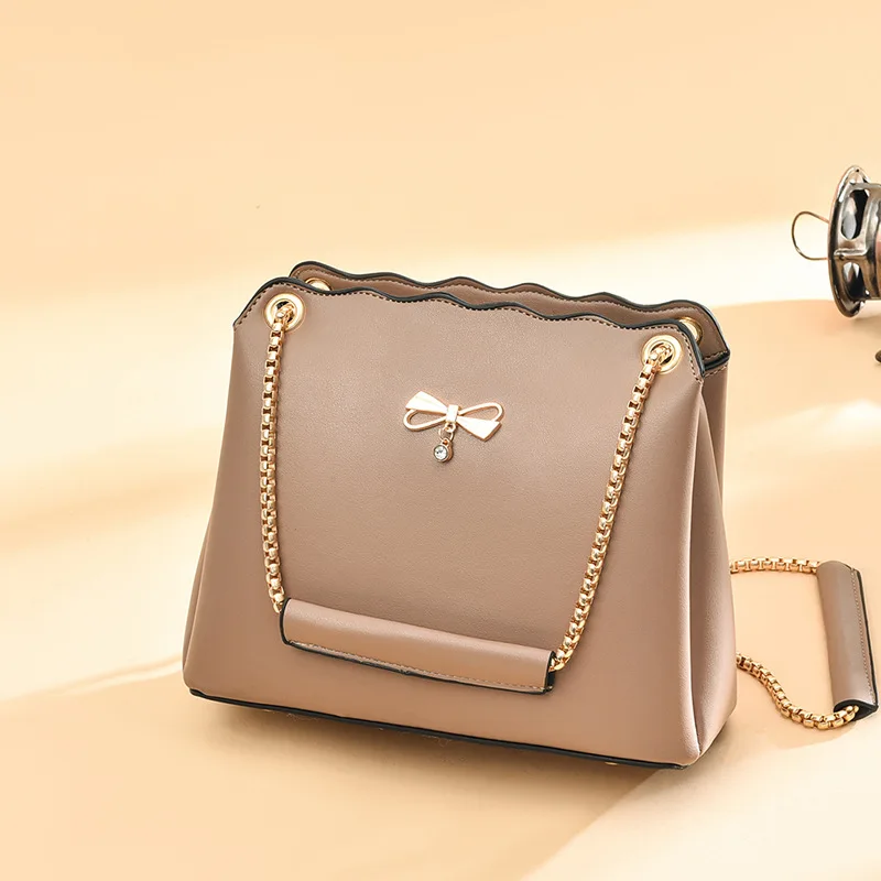 2021 New Woman Shoulder Bag High Quality Texture Chain PU Diagonal Bag Fashion Luxury Handbag Female Cosmetic Bag Shopping Bag
2021 New Woman Shoulder Bag High Quality Texture Chain PU Diagonal Bag Fashion Luxury Handbag Female Cosmetic Bag Shopping Bag