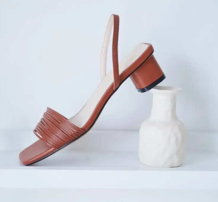 2021 Sandals Handmade Genuine Leather New Sexy Lady Peep Toe Sandals Square Heel Strap Classics Shoes Woman Sandals
2021 Sandals Handmade Genuine Leather New Sexy Lady Peep Toe Sandals Square Heel Strap Classics Shoes Woman Sandals