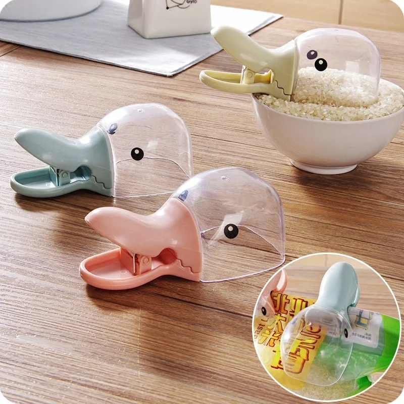 1Pcs Multi-Purpose Cute Cartoon Pet Food Scoop Plastic Duckbilled Cats Dogs Feeder Rice Shovel Duck head sealing clip supplies
1Pcs Multi-Purpose Cute Cartoon Pet Food Scoop Plastic Duckbilled Cats Dogs Feeder Rice Shovel Duck head sealing clip supplies