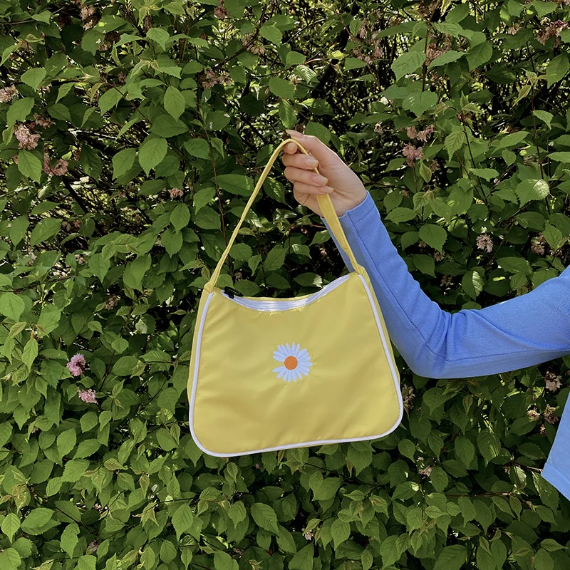2020 Spring Women Small Handbag Daisy Embroidery Tote Ladies' Vintage Underarm Bag Zipper Half Moon Bags Waterproof Cloth Purse
2020 Spring Women Small Handbag Daisy Embroidery Tote Ladies' Vintage Underarm Bag Zipper Half Moon Bags Waterproof Cloth Purse