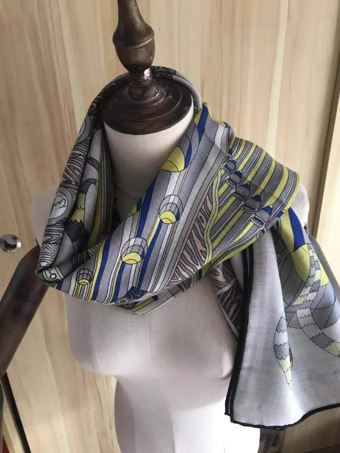 2020 new arrival autumn spring classic design 140*140 cm colorful scarf 65% cashmere 35% silk scarf wrap for women lady girl
2020 new arrival autumn spring classic design 140*140 cm colorful scarf 65% cashmere 35% silk scarf wrap for women lady girl