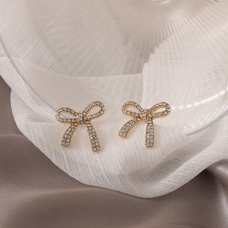 Korean Fashion Hollow Bowknot Stud Earrings for Women Shiny Rhinestone Crystal Bow Tie Clip On Earrings Elegant Jewelry Gifts
Korean Fashion Hollow Bowknot Stud Earrings for Women Shiny Rhinestone Crystal Bow Tie Clip On Earrings Elegant Jewelry Gifts