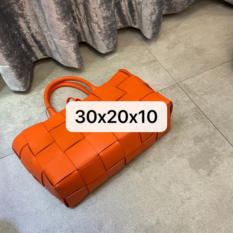 2020 New Luxury Designer Brand Women Bags Cow Leather Causal Tote Handbag Woven Large Capacity women fashion Shoulder bag Beach 
2020 New Luxury Designer Brand Women Bags Cow Leather Causal Tote Handbag Woven Large Capacity women fashion Shoulder bag Beach